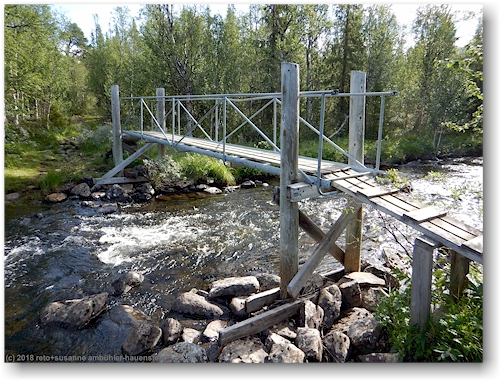 bruecke im verlauf des kungsleden ueber den tjaltajakka