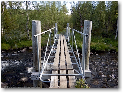 bruecke im verlauf des kungsleden ueber den tjaltajakka