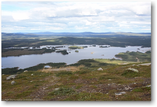 blick vom gipfel des galtisbuouda auf die seenlandschaft um arjeplog