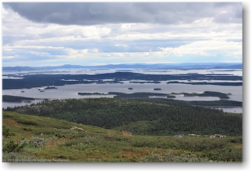 blick vom gipfel des galtisbuouda auf die seenlandschaft um arjeplog