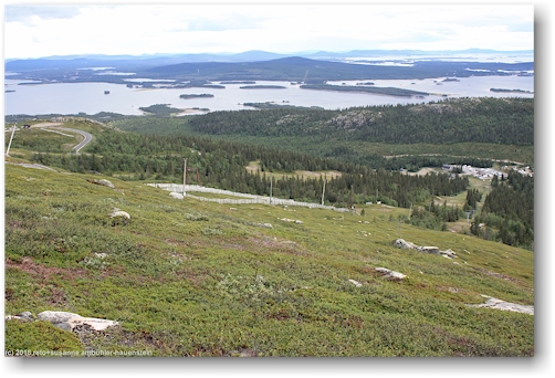 blick vom gipfel des galtisbuouda auf die seenlandschaft um arjeplog mit skipiste im vordergrund