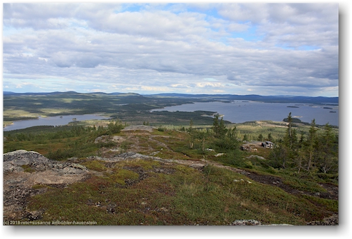blick vom gipfel des galtisbuouda auf die seenlandschaft um arjeplog