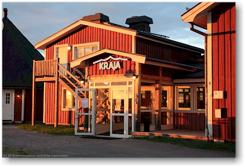 eingang zum hotel beim kraja camping in arjeplog in der abendsonne