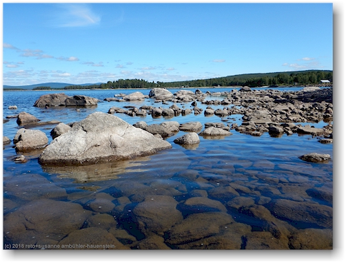 steiniges ufer bei der insel neben dem hotel hornavan bei arjeplog