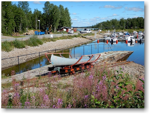 unser kanu naehert sich wieder dem wasser auf dem wagen der motorisierte portage zwischen naujaure und hornavan bei arjeplog