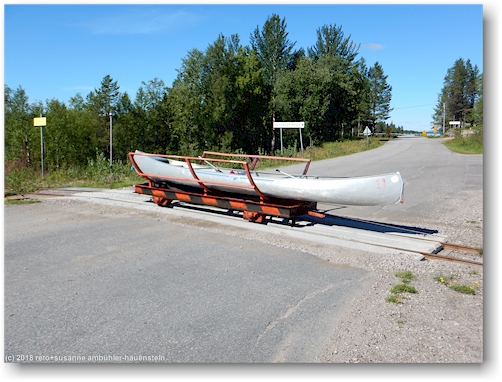 unser kanu ueberquert die strasse auf dem wagen der motorisierte portage zwischen naujaure und hornavan bei arjeplog