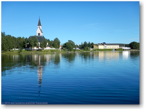blick vom naujaure auf die kirche und das silvermuseet von arjeplog