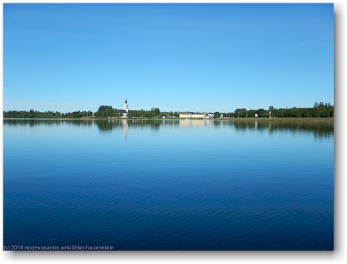 blick vom naujaure auf arjeplog mit kirche und silvermuseet