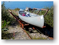 unser kanu auf dem wagen der motorisierte portage zwischen naujaure und hornavan bei arjeplog