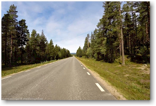 gerade strecke im verlauf der E95 zwischen arjeplog und dem abzweiger zur strasse 625