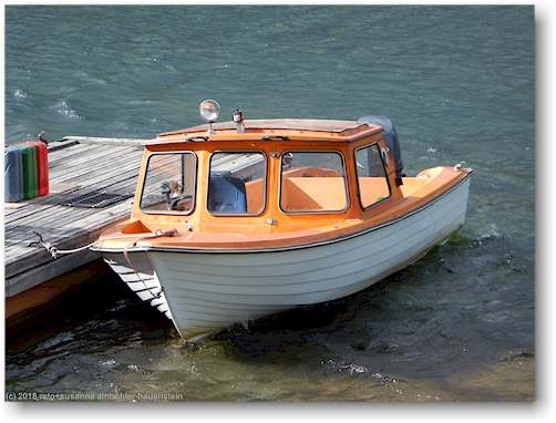 wassertaxi am bootsteg bei baeverholmen