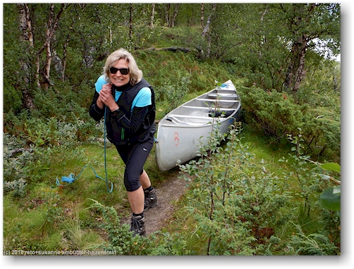 susanne zieht unser kanu ueber die portage bei kattuggleselet