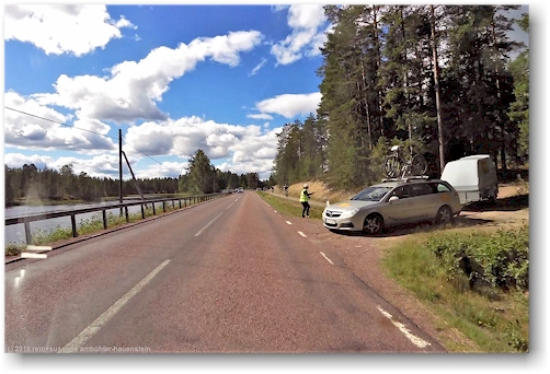 beinahe fatales manoever auf dem radweg neben der strasse 1024