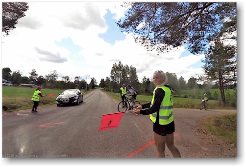 biker des vasa rennens kreuzen die strasse 1024 bei evertsberg