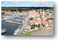 blick vom stoedberget auf den hafen und das zentrum von grebbestad