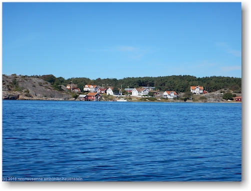 haeuser auf der insel pinnoe am nordfjorden