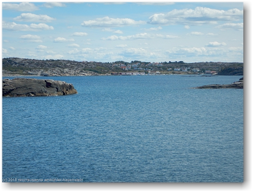 blick ueber den saltvik auf trollvikholmen bei grebbestad