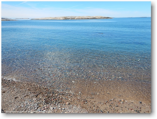klares wasser in der bucht sandbagen an der westkueste der insel pinnoe im skagerrak