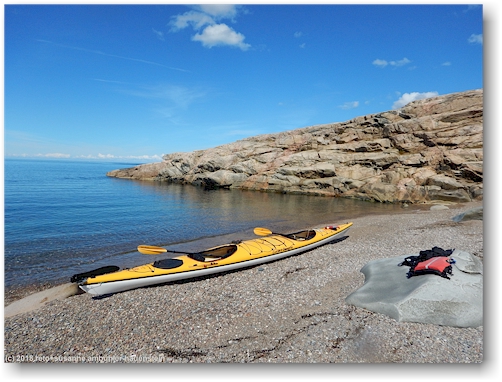 unser doppelkajak auf dem strand in der bucht sandbagen an der westkueste der insel pinnoe im skagerrak