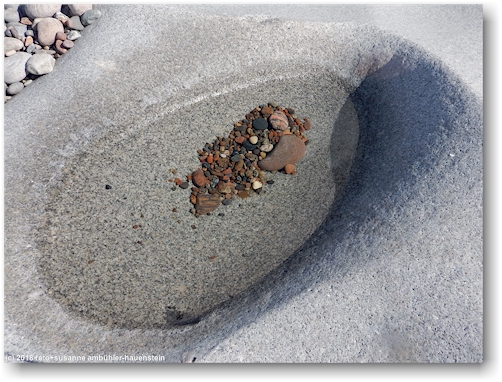 mulde in einem felsen auf der insel pinnoe im skagerrak
