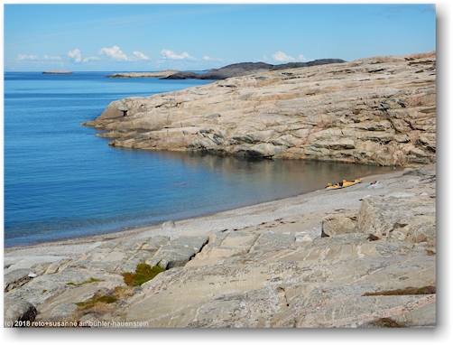 unser doppelkajak auf dem strand in der bucht sandbagen an der westkueste der insel pinnoe im skagerrak