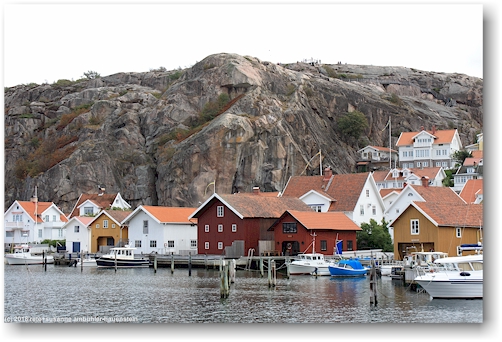 hafen von fjaellbacka mit vettebergen im hintergrund