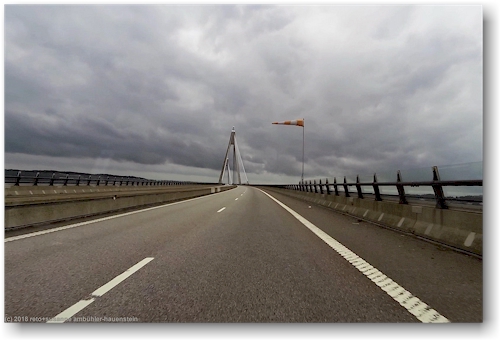 haengebruecke mit windsack ueber den halsefjorden im verlauf der E6 bei sunningen