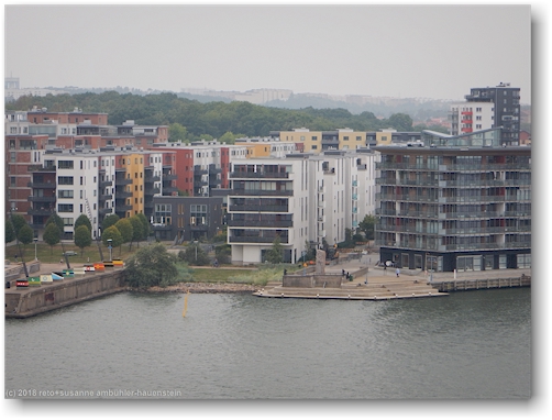 wohnhaeuser am hafen in goeteborg