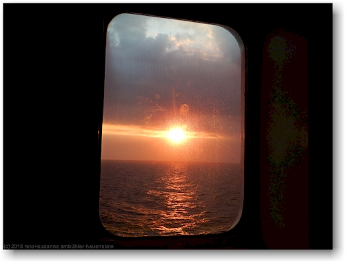 sonnenuntergang durch das kabinenfenster der stena scandinavica
