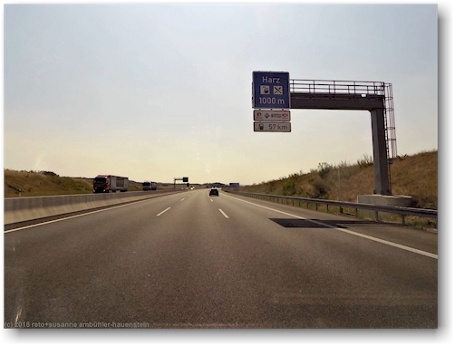 ausfahrt zur raststaette harz im verlauf der autobahn A7