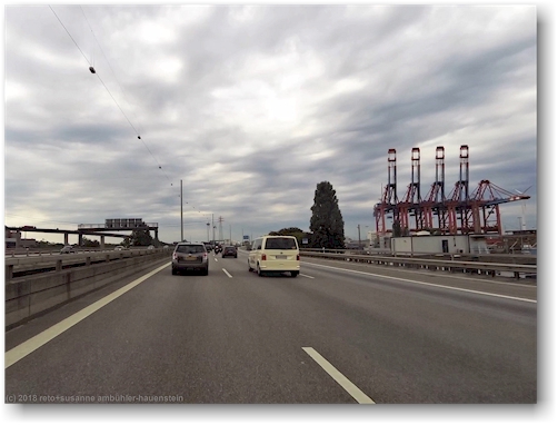 bruecke im verlauf der autobahn A7 bei hamburg