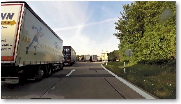 mit LKWs zuparkierte zufahrt zur raststaette ob der tauber ost an der A81