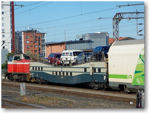 unser jogi auf dem autozug der VR im bahnhof oulu