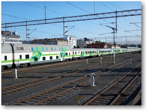 zug der VR mit schlafwagen im bahnhof oulu