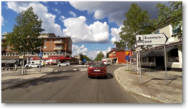 verkehrsreiche hauptstrasse in arvidsjaur