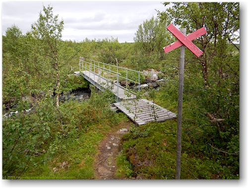 bruecke im verlauf des kungsleden zwischen pieljekaisestugan und adolfsstroem