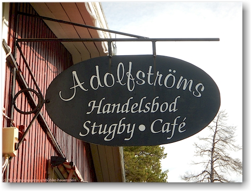 schild der adolfstroems handelsbod stugby und cafe