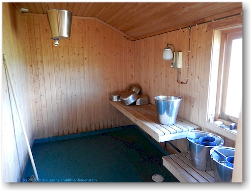 aigertstugan - waschraum mit dusche in der sauna