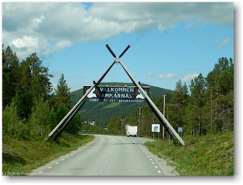 "vaelkommen"-schild am ortseingang von ammarnaes