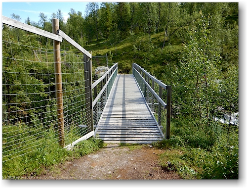bruecke ueber den ruoutetjejukke im verlauf des kungsleden