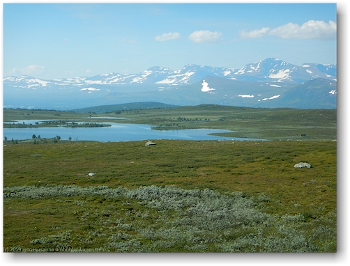 blick vom kungsleden auf den staine und die berge um den norra sytertoppen