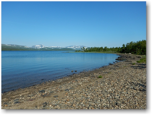 kiesstrand am ufer des taernasjoe - blick richtung norden