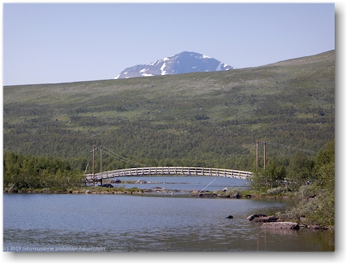 zweite bruecke im verlauf des kungsleden ueber den vottakken mit norra sytertoppen im hintergrund