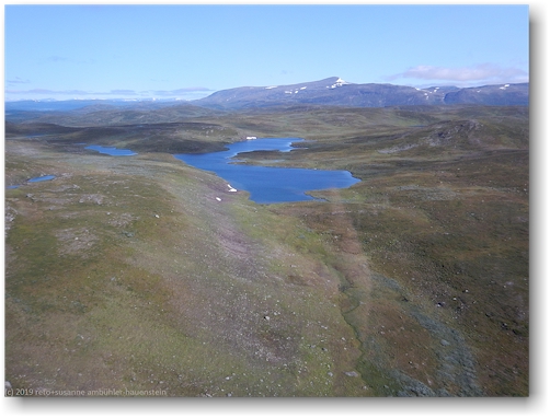 blick aus dem helikopter auf den gukkesjaure
