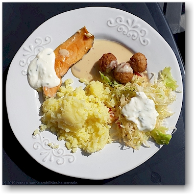 mittagessen im cafe in dikanaes