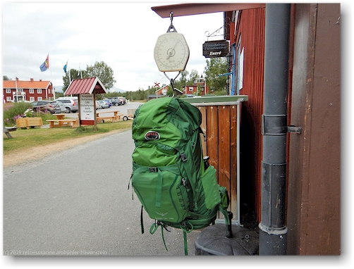 retos rucksack an der federwaage bei der valadalens fjaellstation