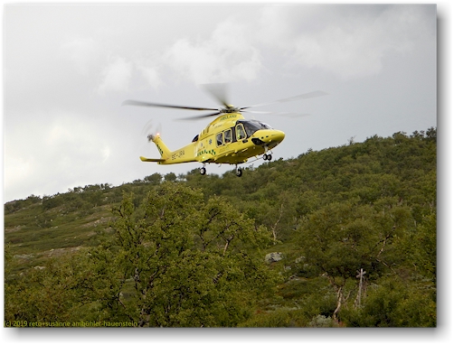 der ambulanz-helikopter hebt ab bei den valastugorna