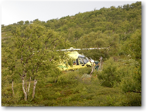 ambulanz-helikopter zwischen den baeumen bei den valastugorna