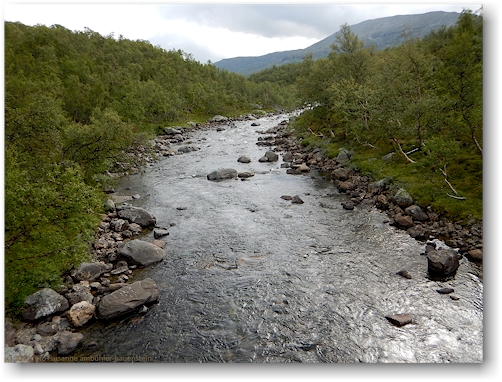 blick flussabwaerts von der haengebruecke ueber den valan