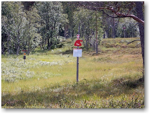 ausgeschilderter weg in der naehe der valadalens fjaellstation